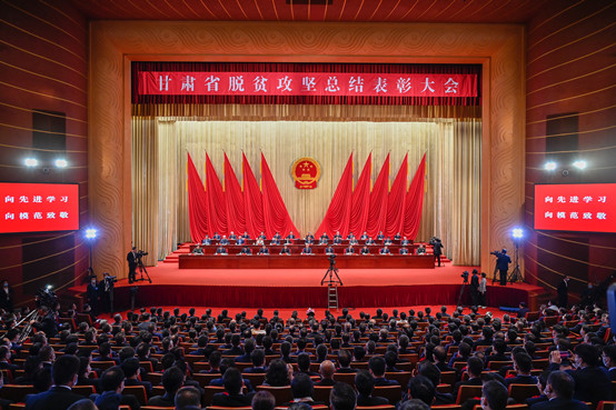 5-cq9电子网站副院长黄晓霞代表学院出席在甘肃省举行的甘肃省脱贫攻坚总结表彰大会.jpg
